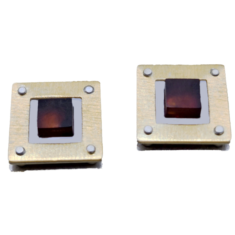 Square golden earring with central congac Baltic amber cube